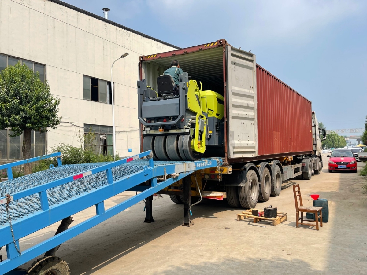 發往俄羅斯圣彼得堡20臺思拓瑞克雙鋼輪、鋼膠壓路機裝柜進行時···